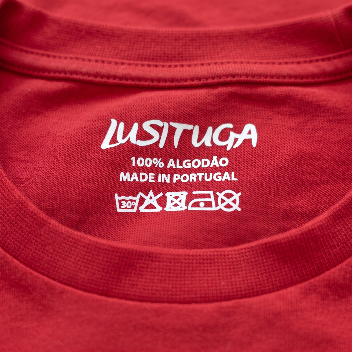 Détail étiquette intérieure col LUSITUGA 100% coton Made in Portugal
