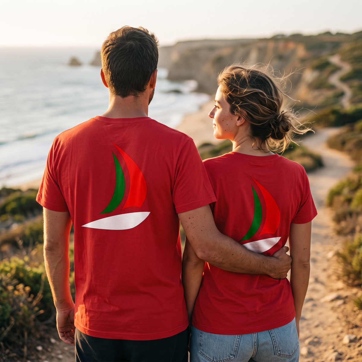 Homme et femme portant le t-shirt rouge LusiTuga Saudade vus de dos, logo bateau LusiTuga floqué dans le dos